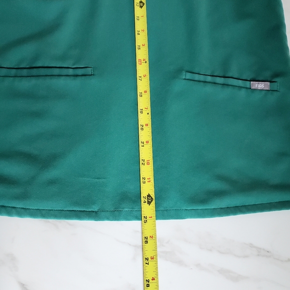 FIGS Women's LOT OF 2 Scrub Tops Casma Sz M Jade & Hunter Green EUC Nurse Wear - Picture 11 of 13